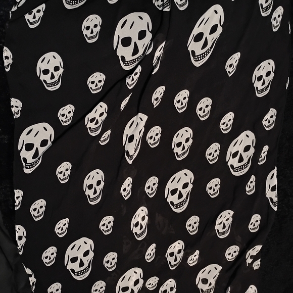 Black and White Skull Pattern Scarf - Picture 3 of 4